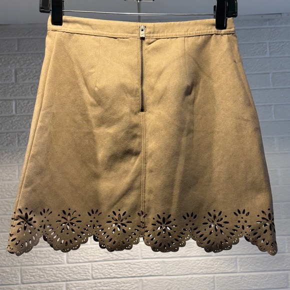 Hollister Mini Skirt Tan A Line Scalloped Hem Floral Cutout Size 0 - Picture 3 of 4